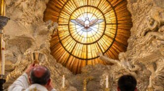 Raffigurazione dello Spirito Santo con la colomba durante una celebrazione liturgica