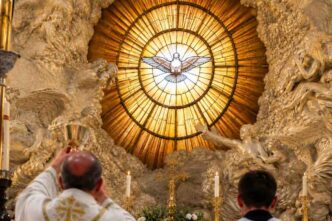 Raffigurazione dello Spirito Santo con la colomba durante una celebrazione liturgica