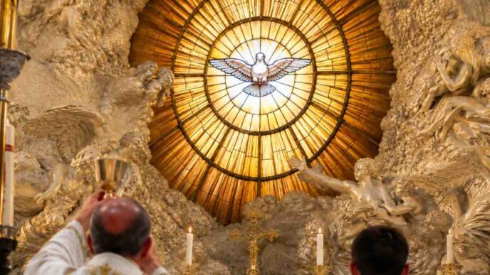 Raffigurazione dello Spirito Santo con la colomba durante una celebrazione liturgica