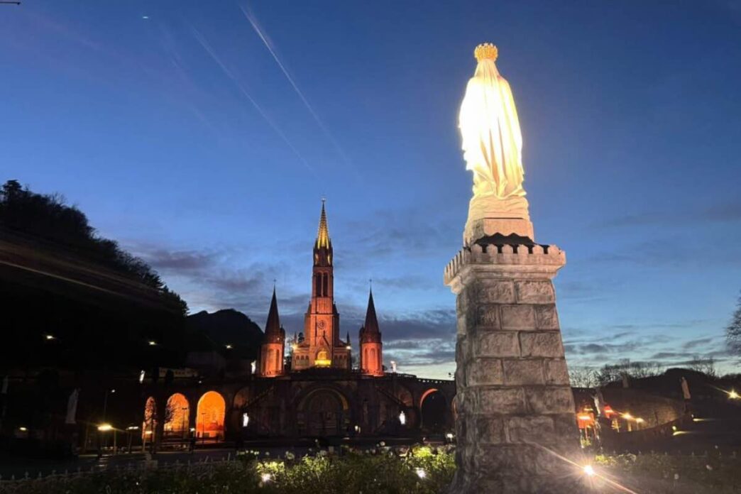 I fiori al posto dell’oro. A Lourdes, per questo anniversario, la scelta è tutta lì. Semplice, quasi spiazzante. Eppure racconta molto di più di una celebrazione.