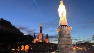I fiori al posto dell’oro. A Lourdes, per questo anniversario, la scelta è tutta lì. Semplice, quasi spiazzante. Eppure racconta molto di più di una celebrazione.