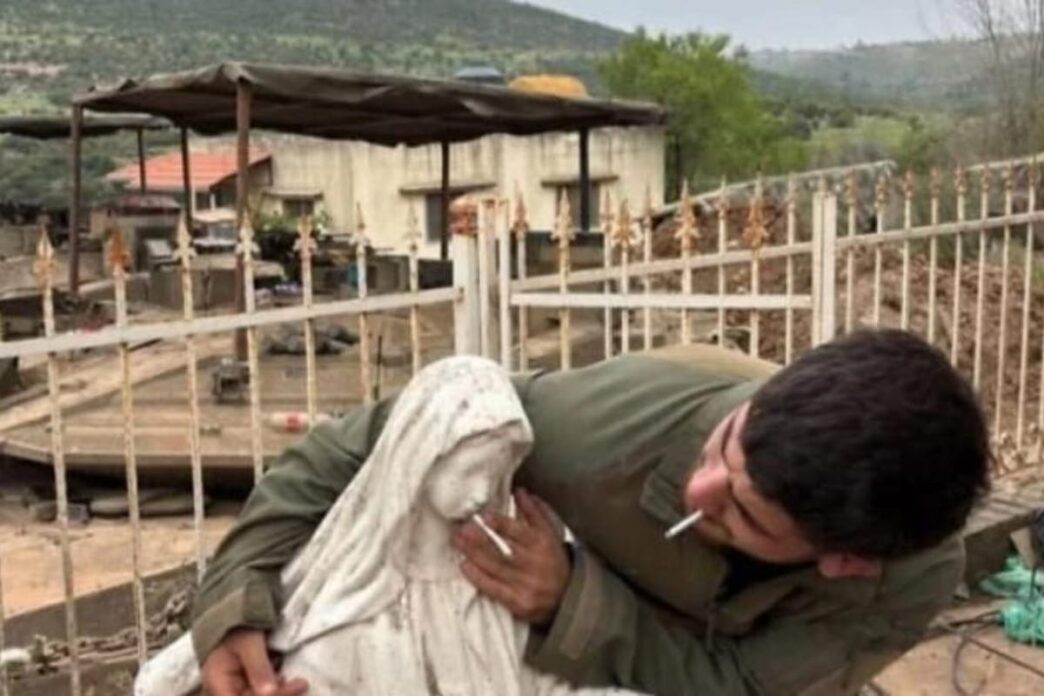 Una sigaretta infilata nella bocca della Vergine Maria. È bastata una fotografia per riaprire una ferita che nel sud del Libano non si è mai davvero chiusa.