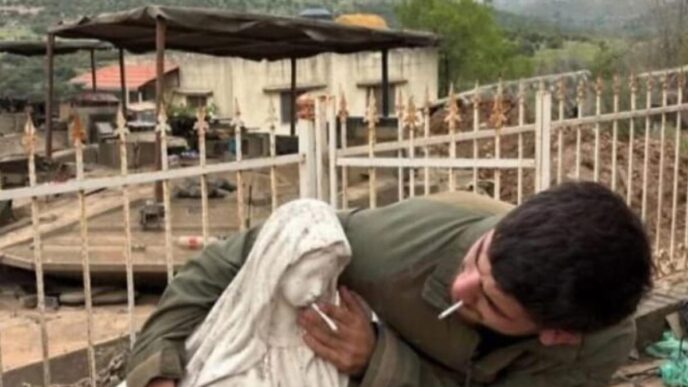 Una sigaretta infilata nella bocca della Vergine Maria. È bastata una fotografia per riaprire una ferita che nel sud del Libano non si è mai davvero chiusa.