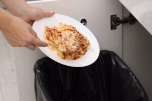 Leone XIV, nel suo video di intenzione di preghiera per il mese di maggio, ha lanciato un appello forte e chiaro a tutti i fedeli: lottare contro lo spreco alimentare e lavorare per garantire a ciascuno l’accesso a cibo sano e sufficiente. Una preghiera che invita a riflettere sulla contraddizione di un mondo dove milioni di persone soffrono la fame, mentre enormi quantità di cibo vengono gettate via ogni anno.