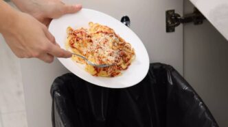 Leone XIV, nel suo video di intenzione di preghiera per il mese di maggio, ha lanciato un appello forte e chiaro a tutti i fedeli: lottare contro lo spreco alimentare e lavorare per garantire a ciascuno l’accesso a cibo sano e sufficiente. Una preghiera che invita a riflettere sulla contraddizione di un mondo dove milioni di persone soffrono la fame, mentre enormi quantità di cibo vengono gettate via ogni anno.