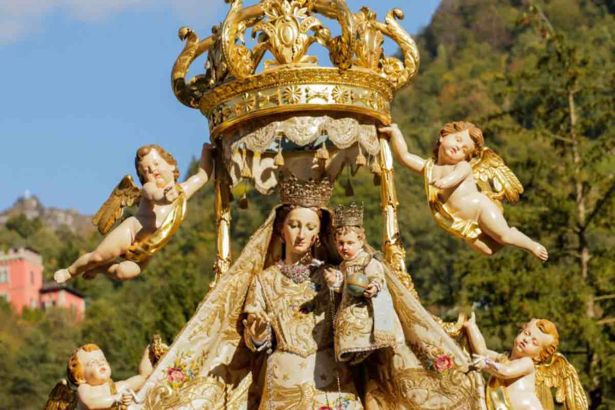 Statua della Vergine Maria durante una celebrazione religiosa