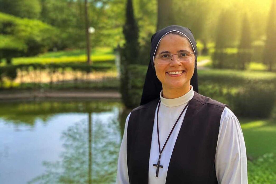 Una giornata di mare si trasforma in tragedia. Suor Nadir Santos da Silva, carmelitana brasiliana, si getta tra le onde per salvare tre consorelle in difficoltà.