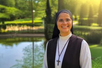Una giornata di mare si trasforma in tragedia. Suor Nadir Santos da Silva, carmelitana brasiliana, si getta tra le onde per salvare tre consorelle in difficoltà.