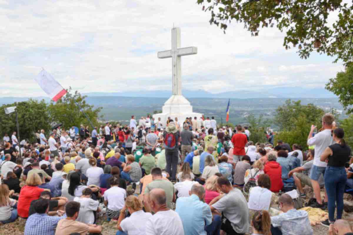 Fedeli raccolti in preghiera sul Križevac durante il periodo estivo