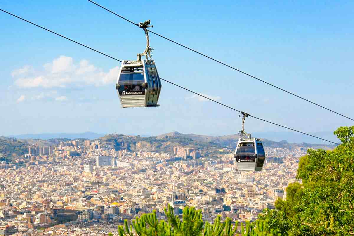 Gaudí però aveva imposto un limite preciso. La chiesa non doveva superare il Montjuïc, la collina che domina Barcellona con i suoi 177 metri. Diceva che un’opera umana non avrebbe dovuto oltrepassare quella creata da Dio.
