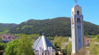 Durante la Messa, uno dei diplomati ha preso la parola, ringraziando insegnanti, familiari e tutti coloro che lo hanno accompagnato in un cammino che, pur facendo parte di un percorso umano, diventa anche una testimonianza di fede e di dedizione