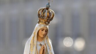 Il 13 maggio ci ricorda una delle figure più potenti della tradizione cattolica: Nostra Signora di Fatima