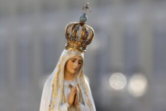 Il 13 maggio ci ricorda una delle figure più potenti della tradizione cattolica: Nostra Signora di Fatima