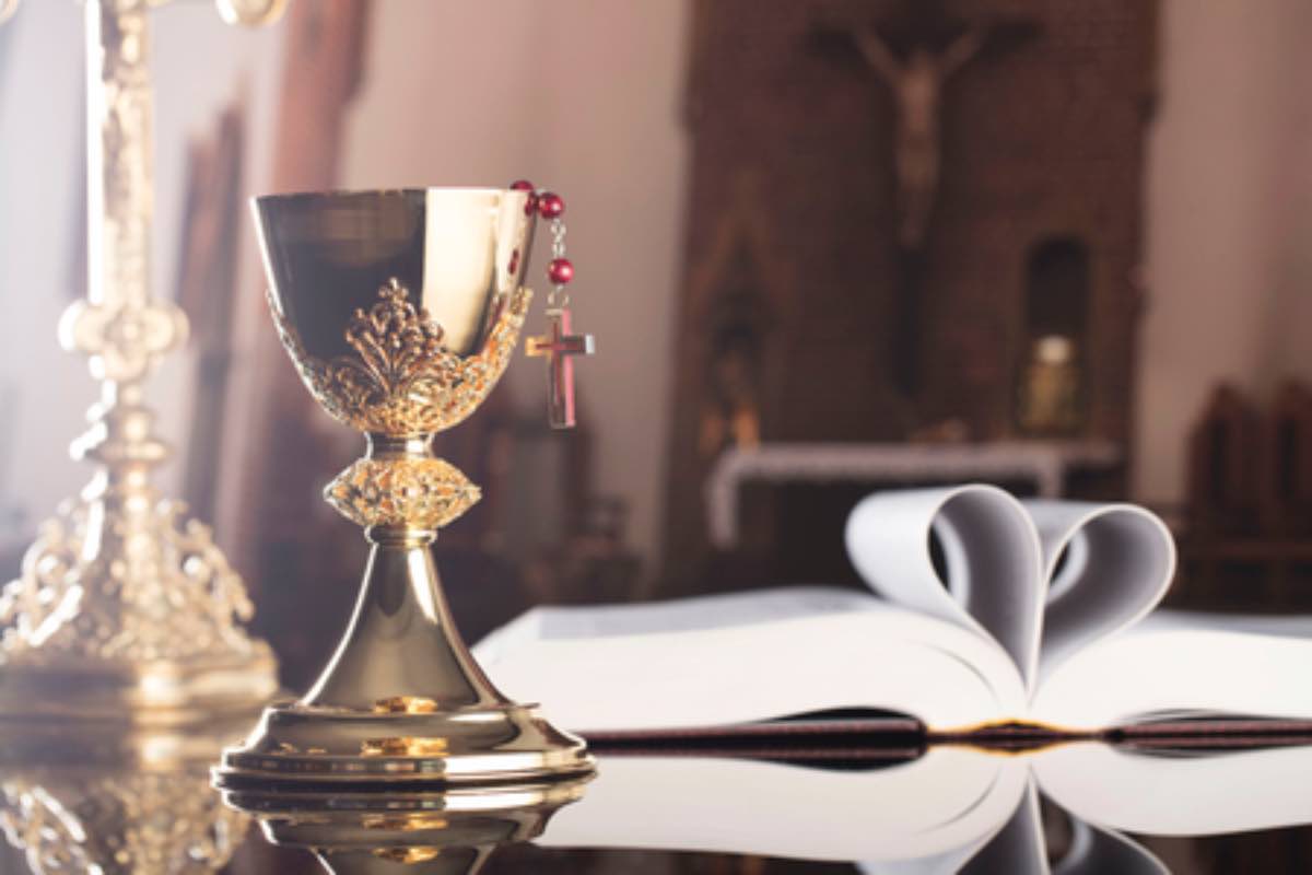 Altare all'interno di una chiesa