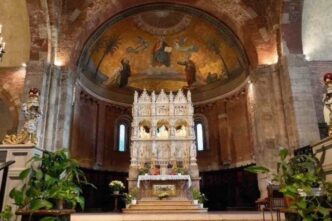 Papa Leone XIV è oggi a Pavia per pregare davanti alle spoglie di Sant'Agostino nella basilica di San Pietro in Ciel d'Oro: ecco il programma della visita.