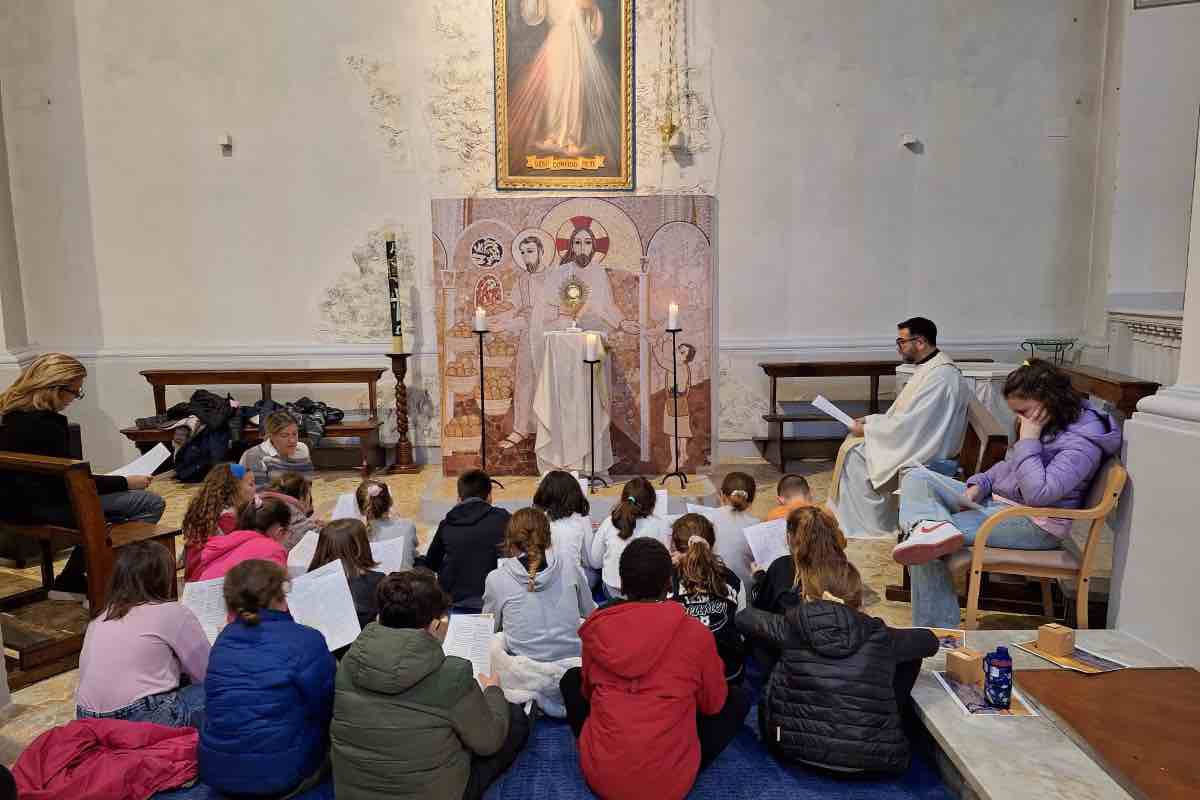 Bambini in preghiera in una chiesa
