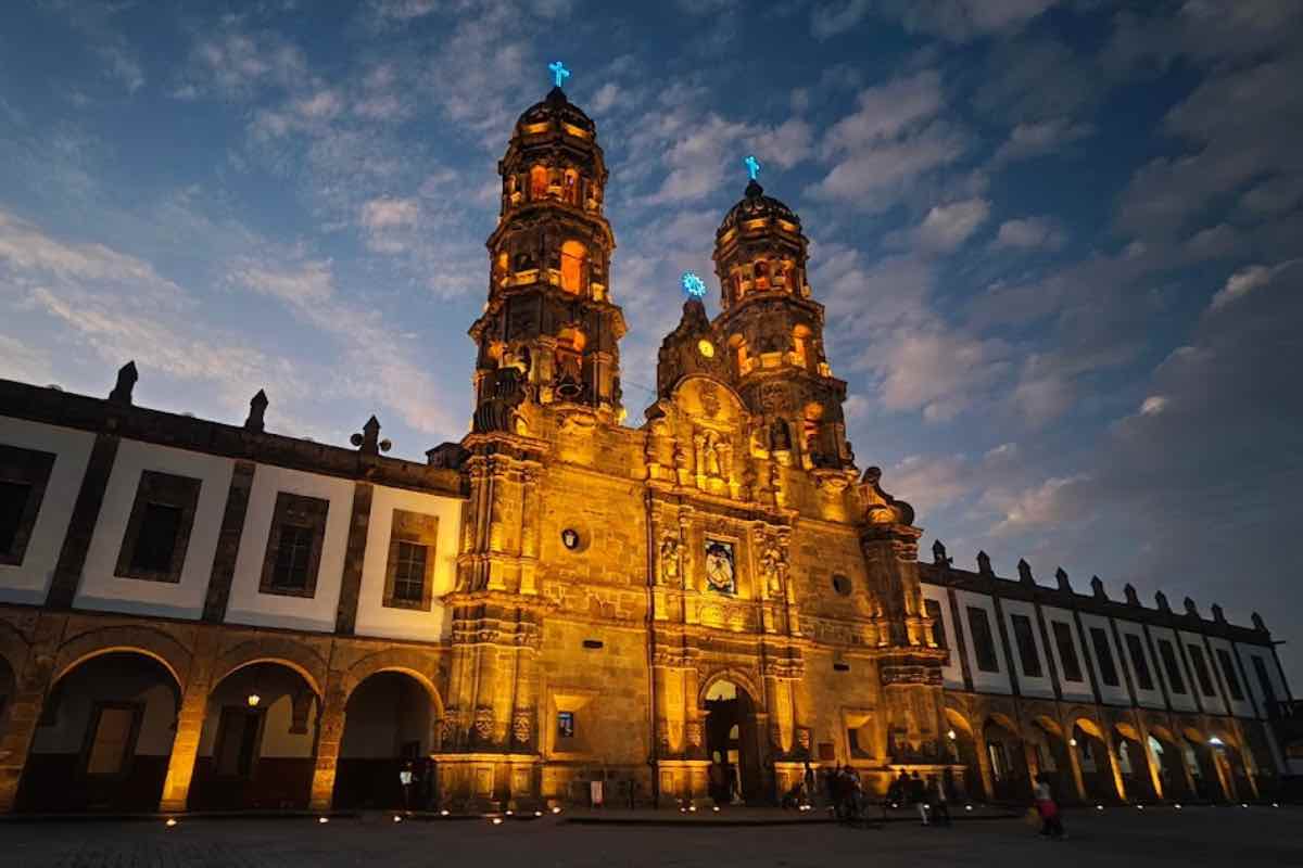 la Basilica di Nostra Signora di Zapopan, uno dei principali luoghi di culto mariano del Messico. Costruita alla fine del XVIII secolo dai francescani sulle fondamenta di una cappella più antica, la basilica è un esempio del barocco novo ispanico con la sua facciata in pietra rosa di cantera, roccia vulcanica tipica della regione