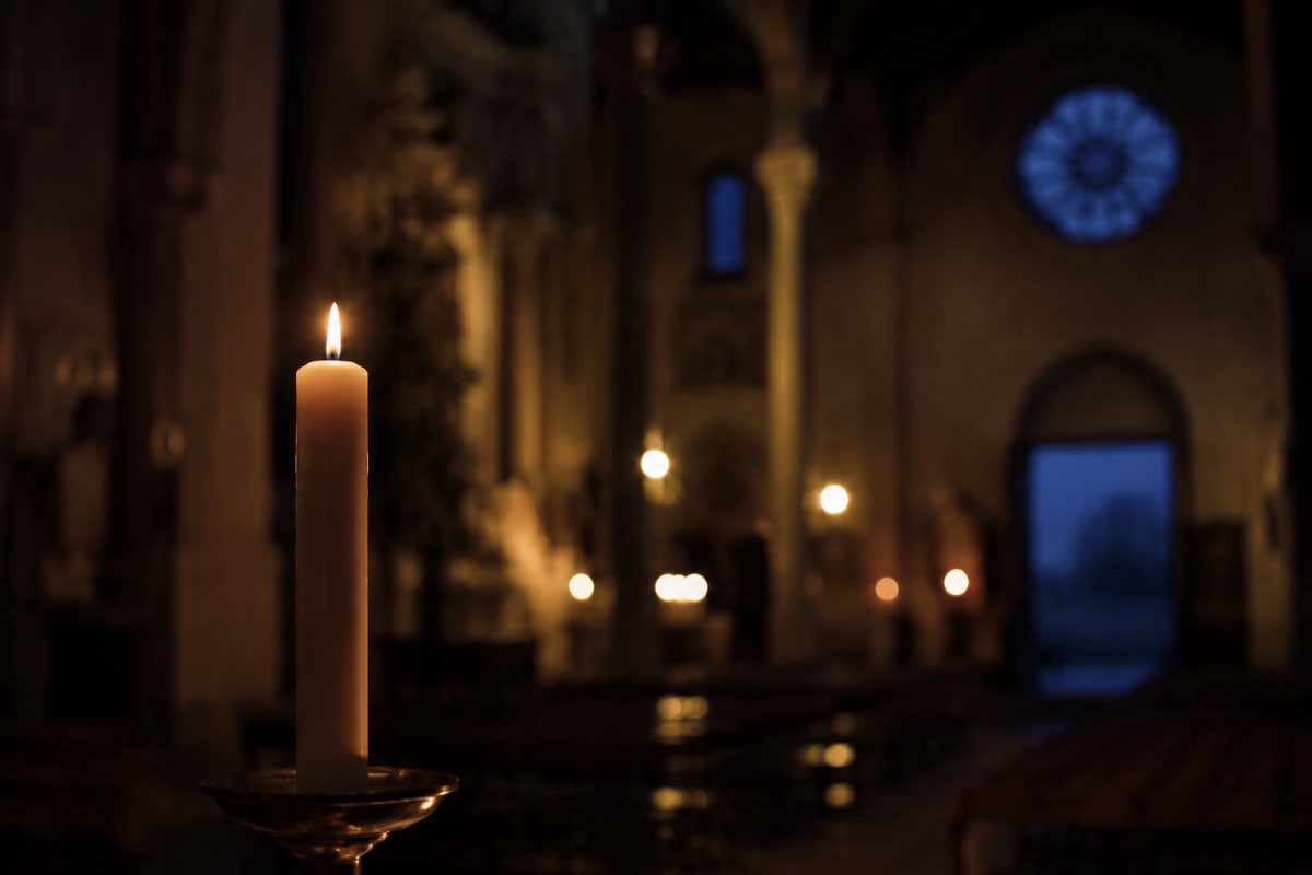 C'è una dimensione della preghiera serale che la rende unica nel panorama della vita cristiana. Quando cala il buio e ci prepariamo al riposo, la tradizione ci invita a una consapevolezza precisa: forse questa è l'ultima sera