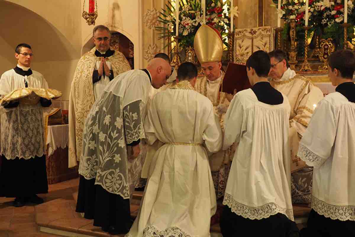 Le ordinazioni del 2026 si inseriscono in un contesto in cui le vocazioni restano una questione centrale per la Chiesa francese