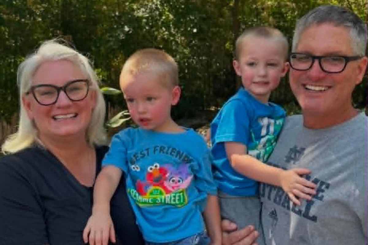 Charles Boles con la moglie Ann e i due nipoti, sorridente in una foto di famiglia