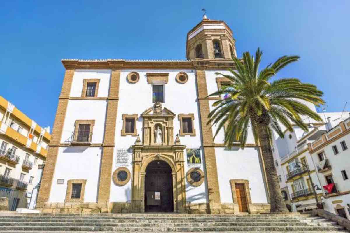 La reliquia fu separata dal corpo della santa nel 1582, anno della sua morte. Dopo una serie di vicende storiche, la mano passò a una comunità religiosa in Portogallo. Nel 1910 un decreto espulse gli ordini religiosi dal Paese, e le Carmelitane portoghesi si rifugiarono in Spagna, portando con sé la reliquia fino ad Avila