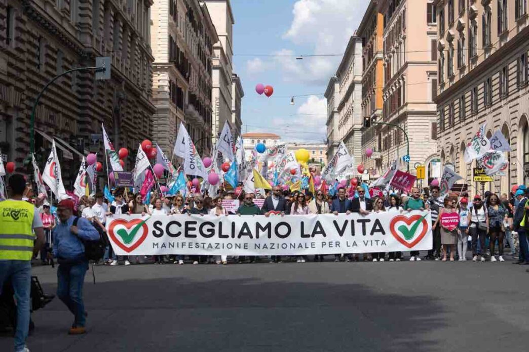 Sabato 13 giugno il corteo nazionale pro vita parte da Piazza della Repubblica: oltre cento associazioni in piazza contro aborto, eutanasia e suicidio assistito.