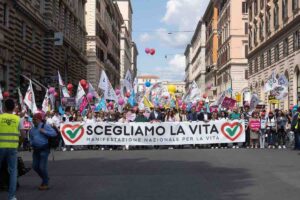 Sabato 13 giugno il corteo nazionale pro vita parte da Piazza della Repubblica: oltre cento associazioni in piazza contro aborto, eutanasia e suicidio assistito.