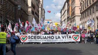 Sabato 13 giugno il corteo nazionale pro vita parte da Piazza della Repubblica: oltre cento associazioni in piazza contro aborto, eutanasia e suicidio assistito.