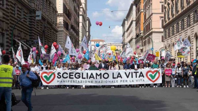 Sabato 13 giugno il corteo nazionale pro vita parte da Piazza della Repubblica: oltre cento associazioni in piazza contro aborto, eutanasia e suicidio assistito.