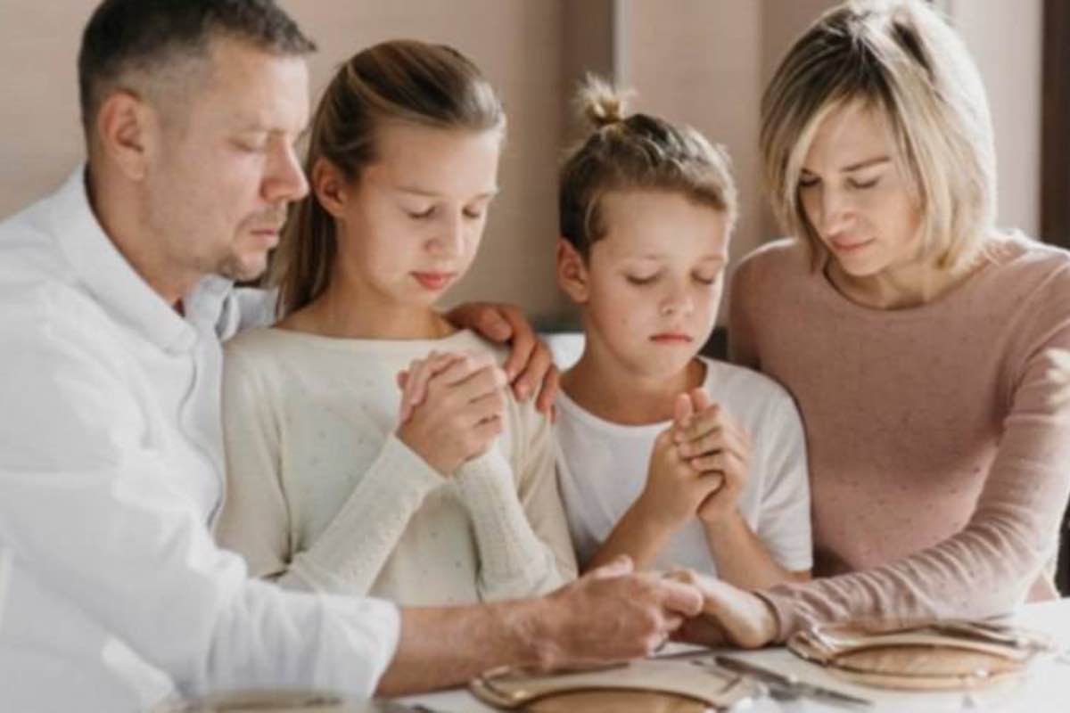 Cinque pratiche concrete per vivere la devozione al Sacro Cuore in famiglia: dall'immagine in casa all'atto di consacrazione, fino ai Primi Venerdì del mese.