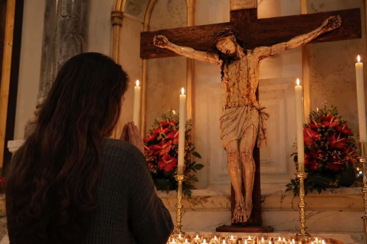 Fedele in preghiera durante il mese dedicato al Preziosissimo Sangue