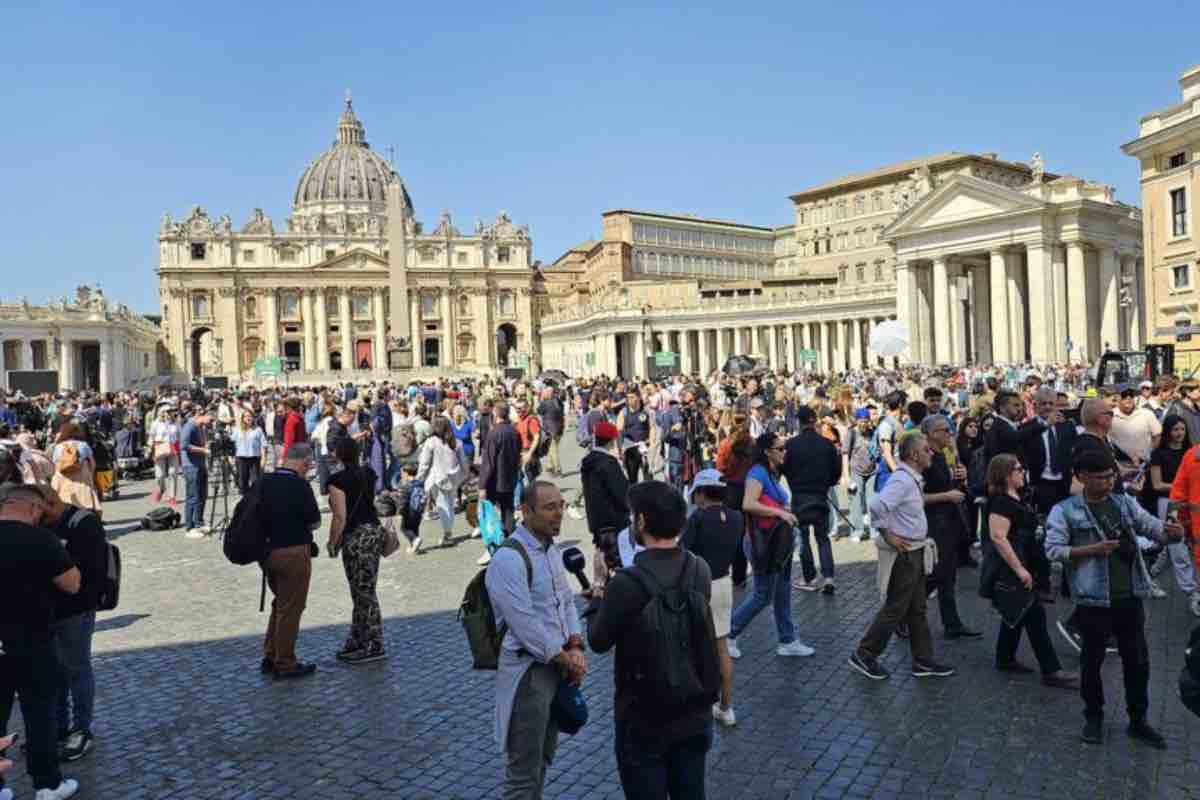 Il mandato è stato chiaro: «Gratuitamente avete ricevuto, gratuitamente date». Il Papa lo ha ribadito senza giri di parole: il dono di Gesù è del tutto gratuito, il suo valore eccede ogni misura, «è impossibile meritarla o comprarla».