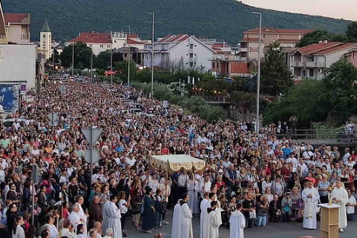 l'indulgenza plenaria è concessa ai fedeli che partecipano devotamente a una processione eucaristica solenne, celebrata all'interno o all'esterno di una chiesa, con particolare riferimento alla solennità del Corpo e Sangue di Cristo