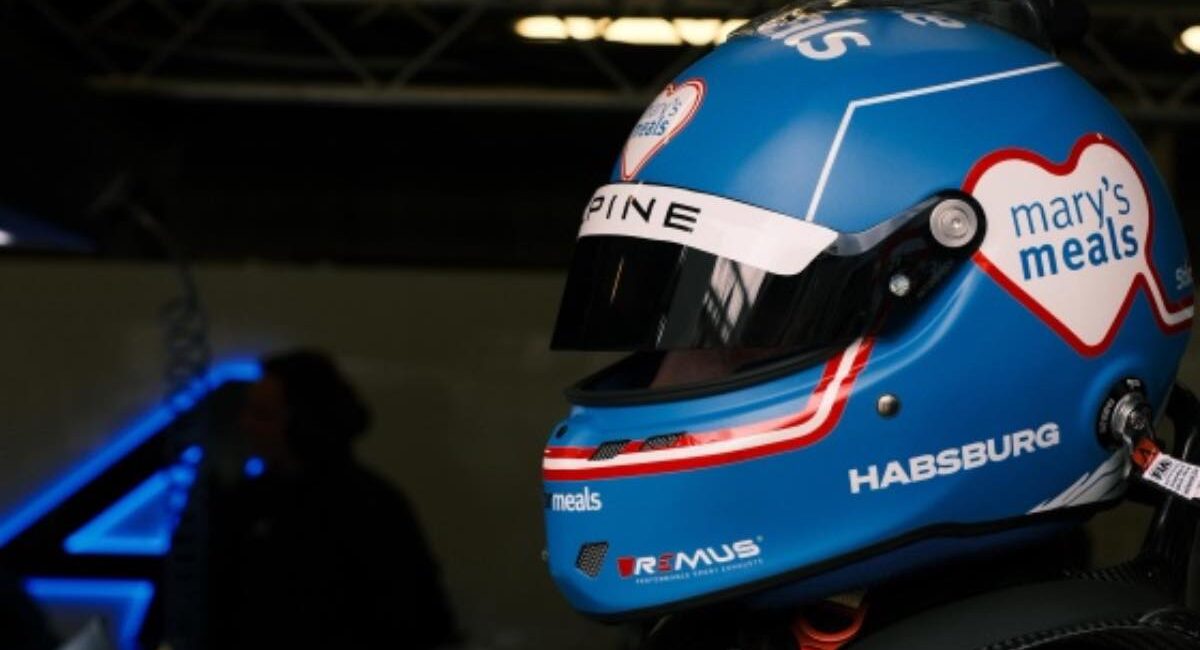 Ferdinand Habsburg con il casco speciale Mary's Meals