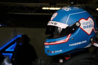 Ferdinand Habsburg con il casco speciale Mary's Meals