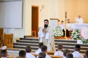 entrambe le forme di ricezione — sulla mano e sulla bocca — sono permesse dalla Chiesa
