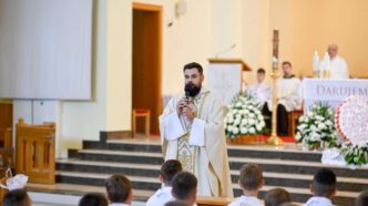 entrambe le forme di ricezione — sulla mano e sulla bocca — sono permesse dalla Chiesa