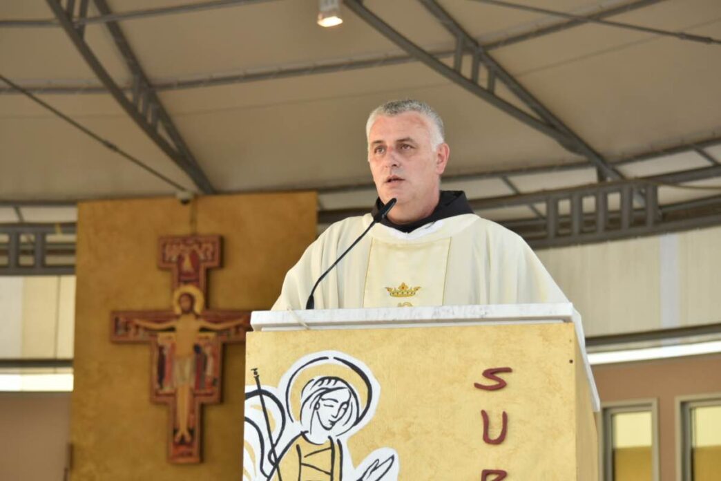 A Medjugorje, durante la Novena alla Regina della Pace, fra Ljubo Kurtović ha ricordato che siamo benedetti dalle apparizioni mariane.
