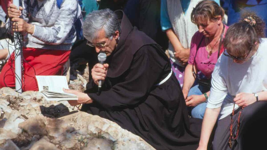 Fra Slavko Barbarić in preghiera a Medjugorje, foto d'archivio