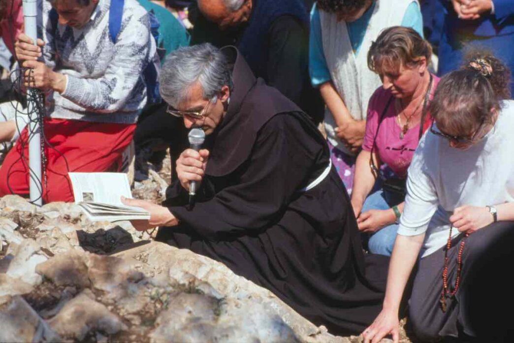 Fra Slavko Barbarić in preghiera a Medjugorje, foto d'archivio