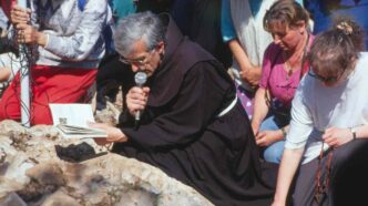 Fra Slavko Barbarić in preghiera a Medjugorje, foto d'archivio