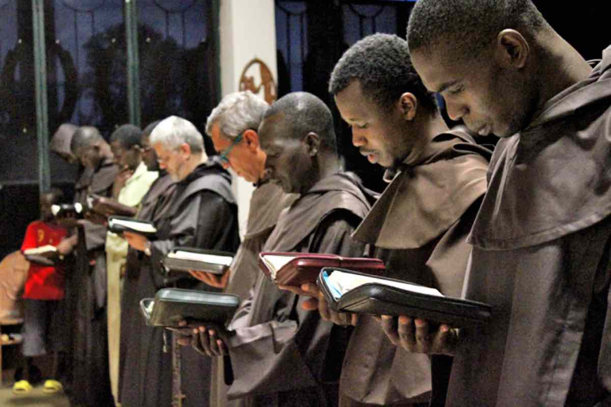 Tra le sue immagini più conosciute c'è quella della "notte oscura", spesso interpretata erroneamente come un'esperienza di pura disperazione. Il santo, in realtà, parlava di qualcosa di più profondo: quei momenti in cui Dio sembra assente, le certezze svaniscono e la preghiera pare non dare frutti