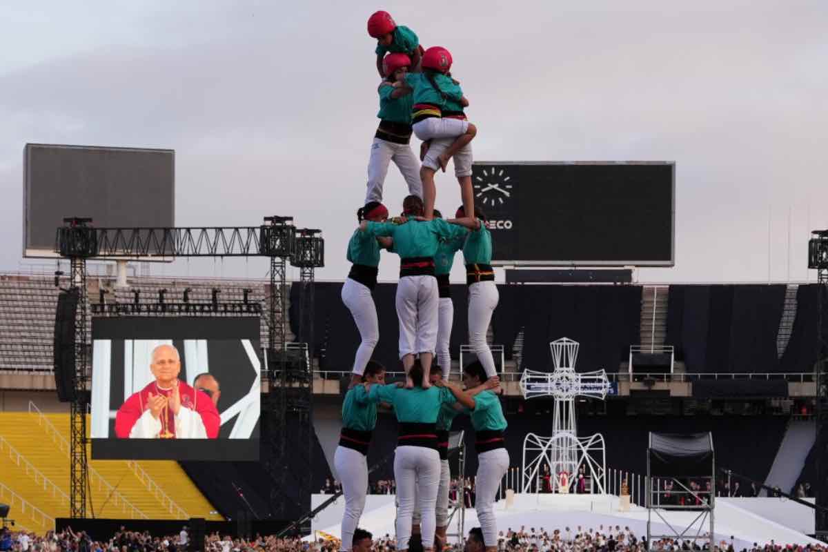 Ad accoglierlo, i castellers — le torri umane catalane riconosciute patrimonio immateriale dell'Unesco