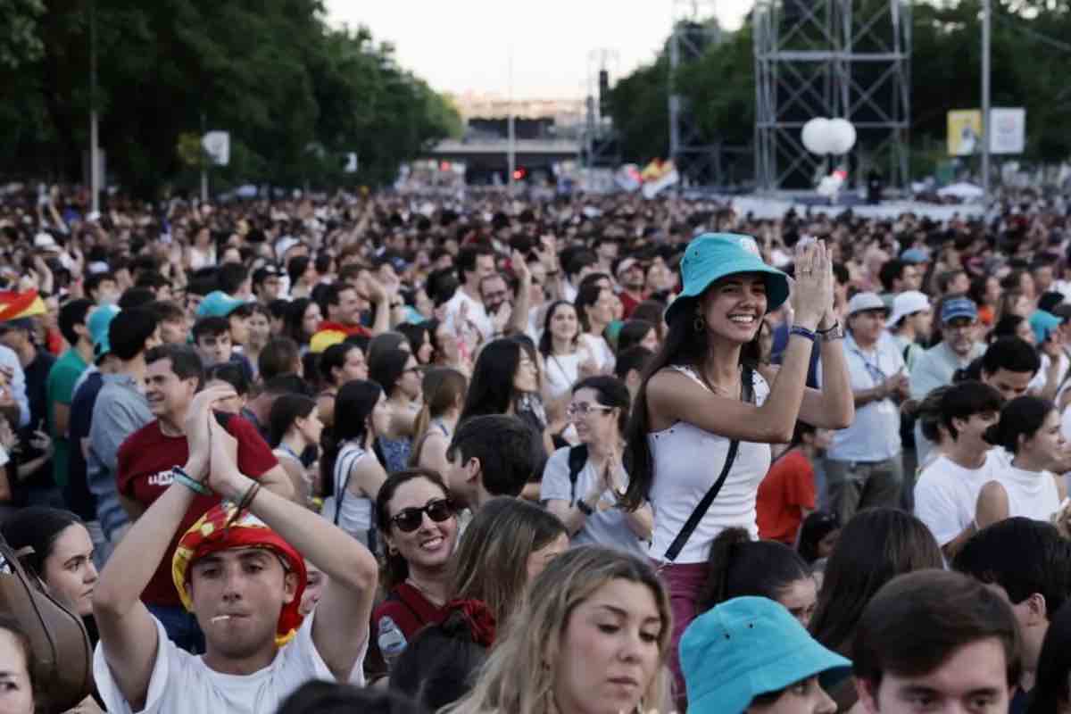 Il Papa congeda la folla con una consegna che non si dimentica facilmente. «Voglio affidare a tutti voi una missione: essere umani». Non apparenze, ma volti affidabili.