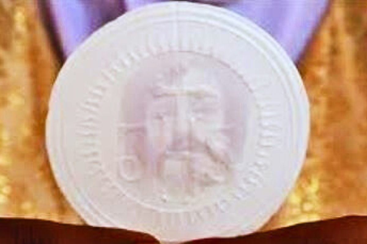 padre Thomas Pathickal notò una macchia scura sull'ostia grande che stava elevando. La macchia si fece via via più luminosa, assumendo i contorni di quello che appariva come il Volto Santo di Gesù.