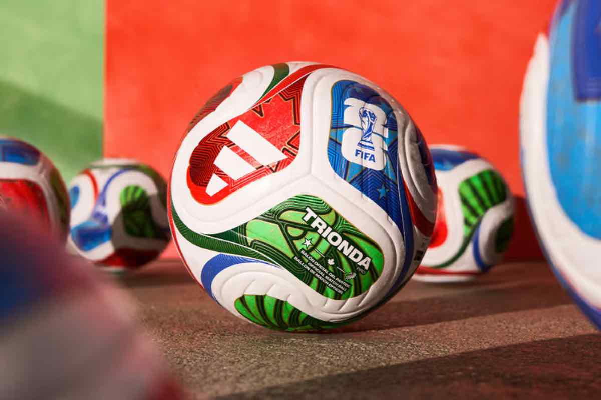 Il pallone scelto per il torneo è composto da quattro pannelli a forma di onda, decorati con i colori delle bandiere dei tre paesi ospitanti.