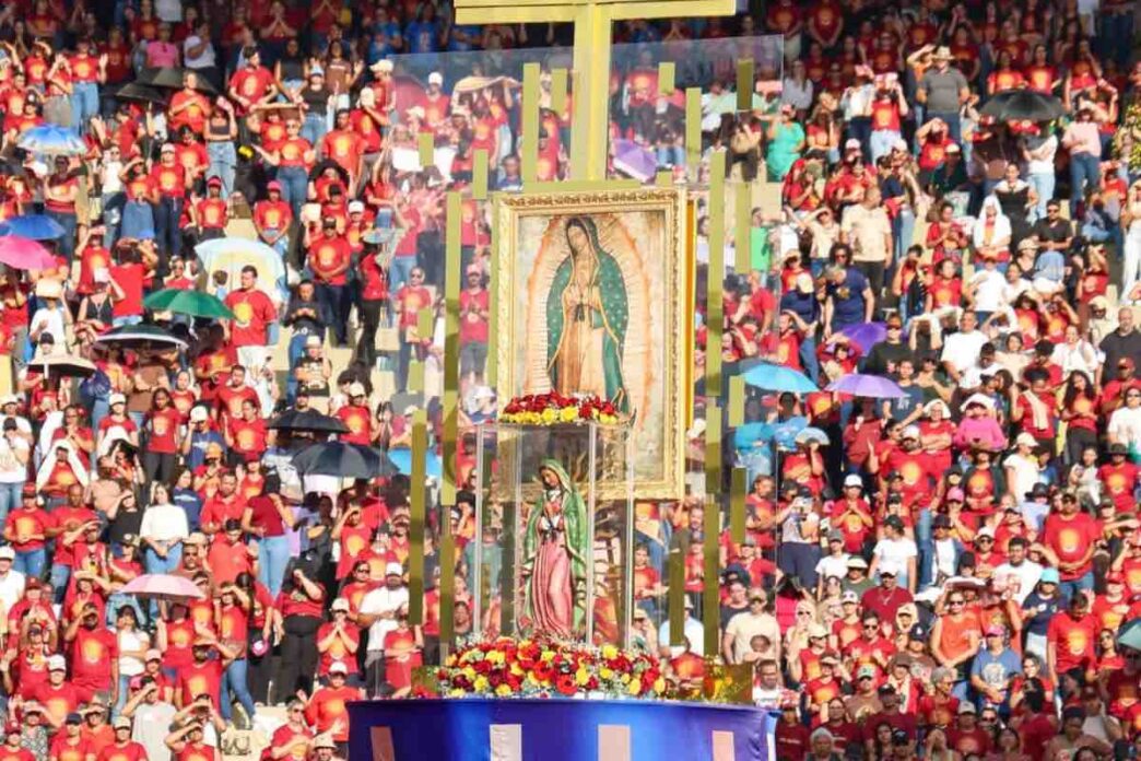L'immagine pellegrina della Vergine di Guadalupe e la riproduzione della tilma di San Juan Diego all'evento Totus Tuus 2026 a Goiânia, Brasile