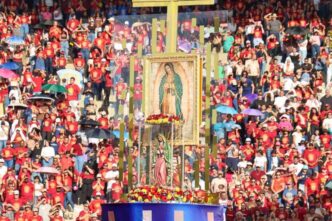 L'immagine pellegrina della Vergine di Guadalupe e la riproduzione della tilma di San Juan Diego all'evento Totus Tuus 2026 a Goiânia, Brasile
