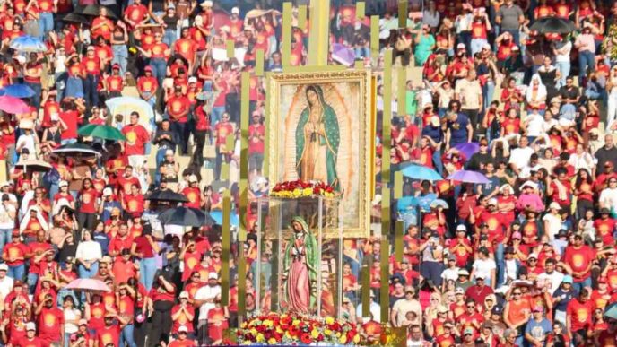 L'immagine pellegrina della Vergine di Guadalupe e la riproduzione della tilma di San Juan Diego all'evento Totus Tuus 2026 a Goiânia, Brasile