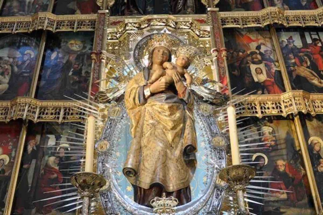 La Vergine dell'Almudena nella cattedrale di Madrid, talla gotica del XV secolo